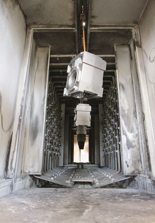 L’ingresso dei componenti nel tunnel di pretrattamento chimico a spruzzo.